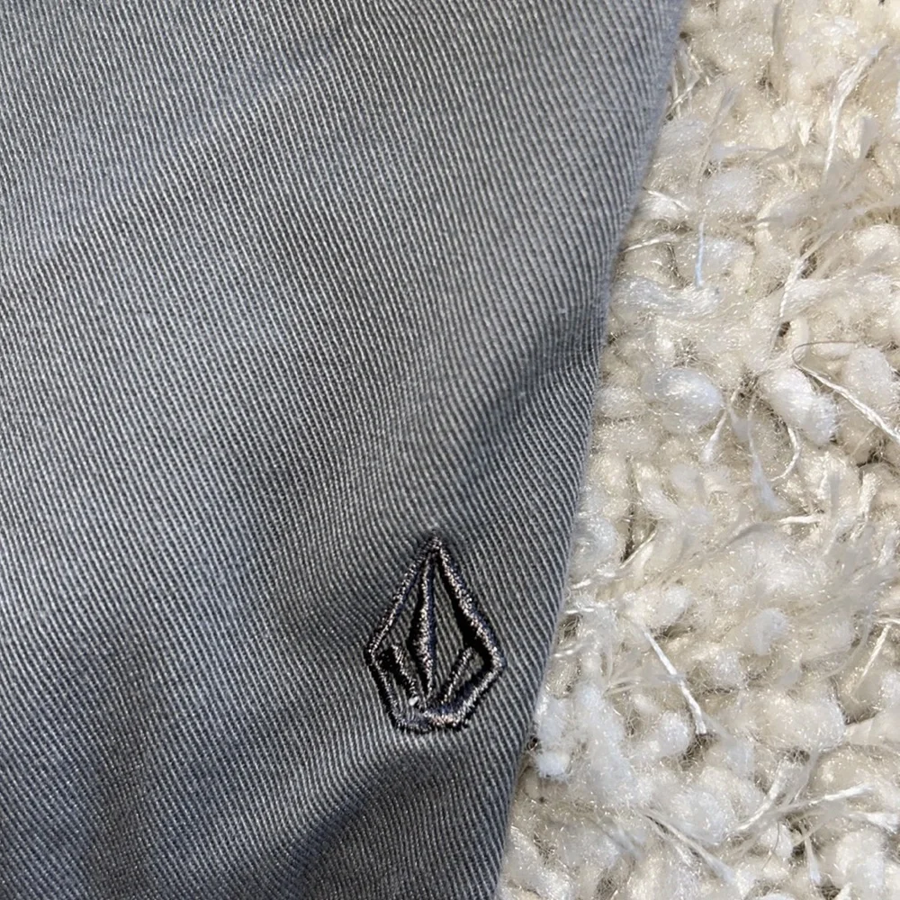 Volcom shorts size 34 - Picture 3 of 3